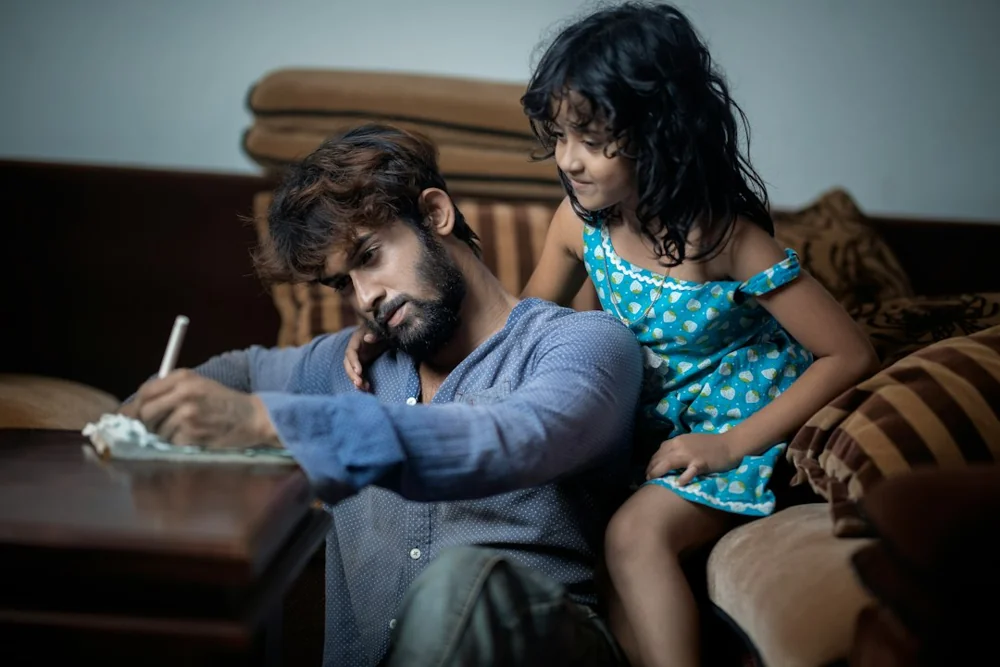 Adulto e criança em atividade conjunta, imagem editorial sobre convivência familiar e rotina parental