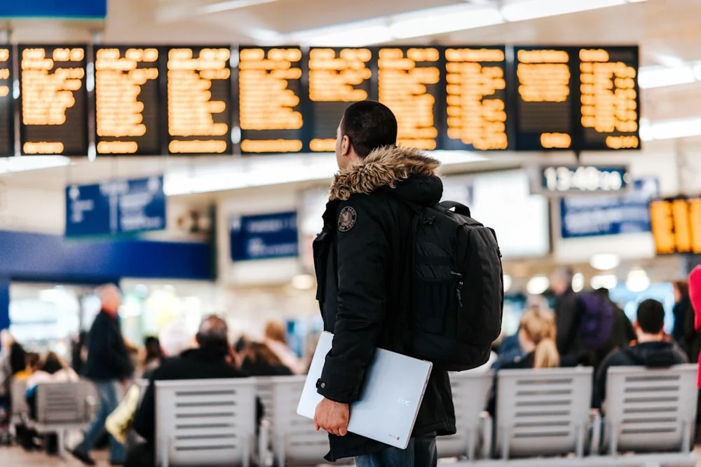 Painel e ambiente de aeroporto, imagem editorial sobre atraso e cancelamento de voo e direitos do passageiro