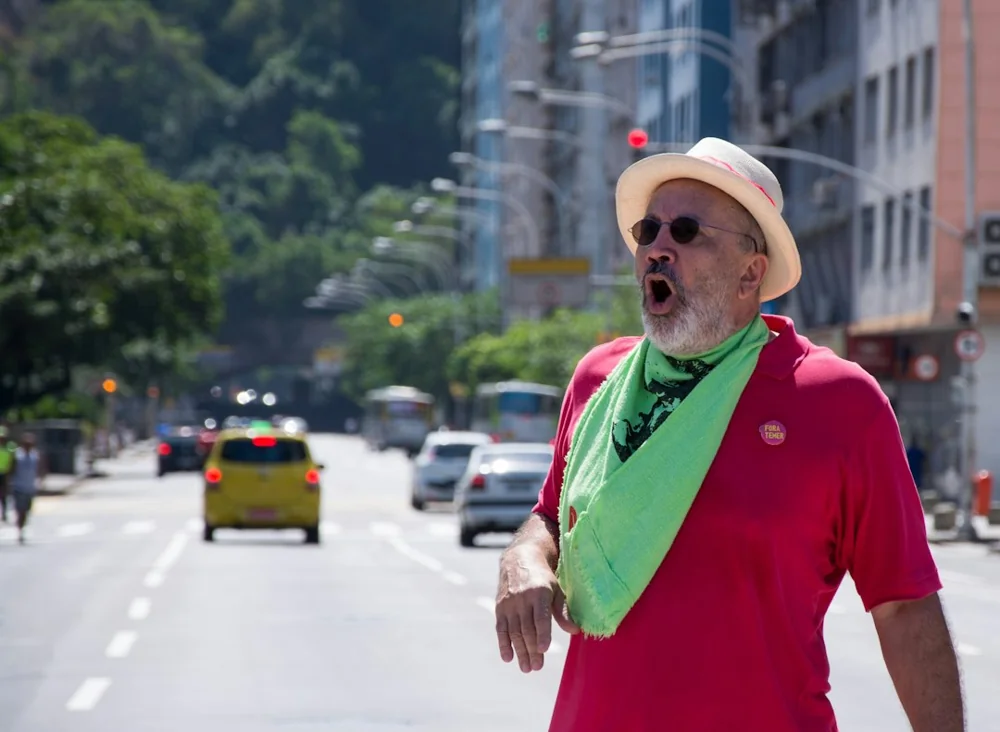 Trabalhador em atividade, imagem editorial sobre revisão de benefício e histórico contributivo