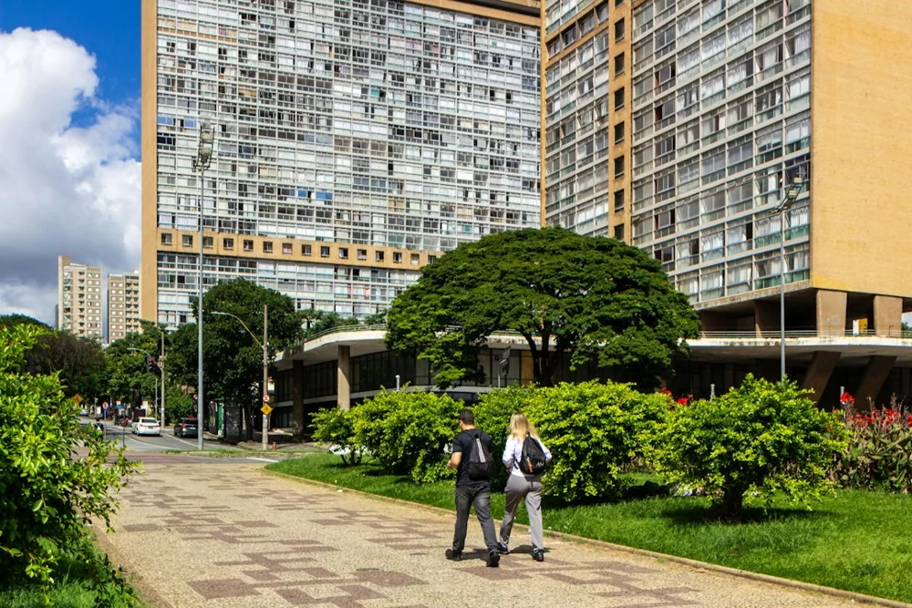 Pessoas caminhando em ambiente urbano, imagem editorial sobre planejamento previdenciário e aposentadoria