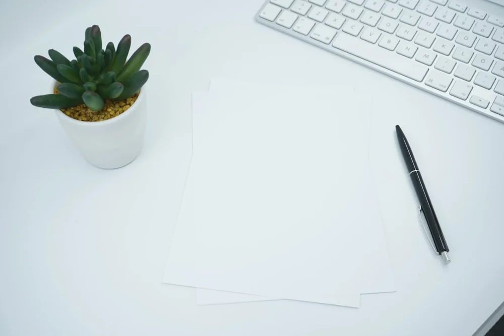 Documentos e caneta sobre mesa de escritório, imagem editorial sobre elaboração e cláusulas de contrato particular