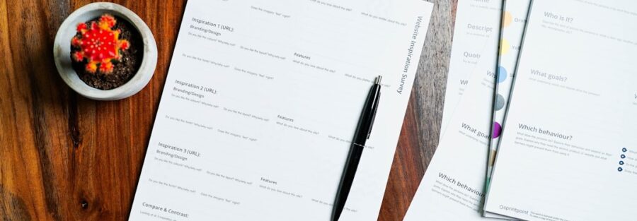 Documentos e planejamento jurídico previdenciário sobre mesa de trabalho