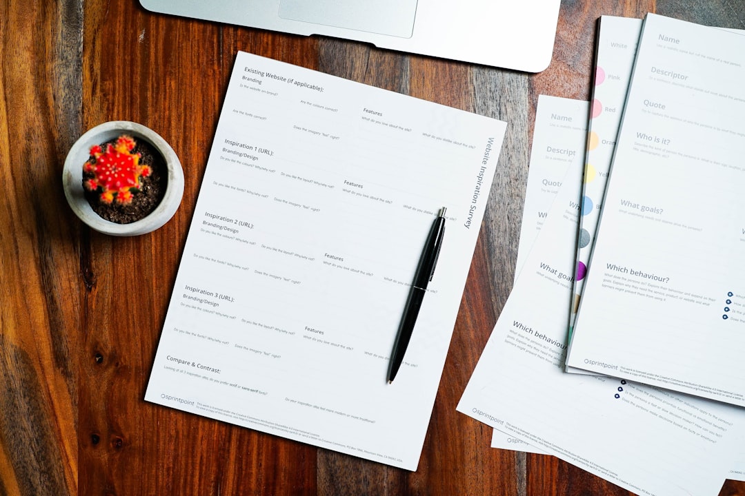Documentos e planejamento jurídico previdenciário sobre mesa de trabalho