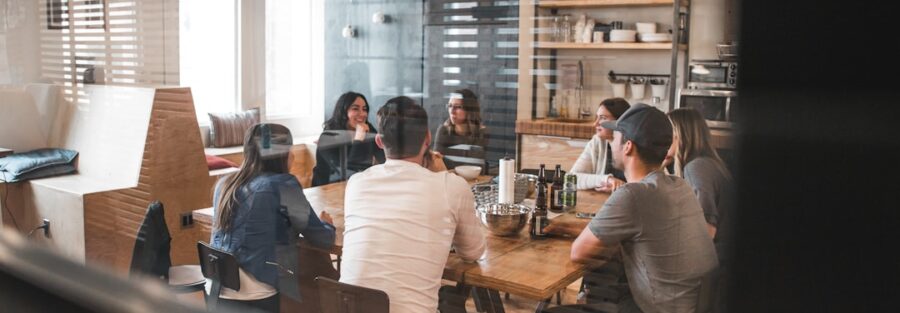 Profissionais reunidos em ambiente corporativo contemporâneo