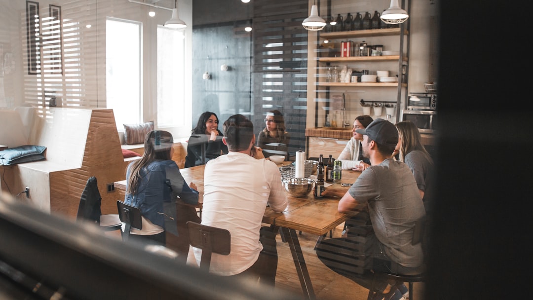 Profissionais reunidos em ambiente corporativo contemporâneo