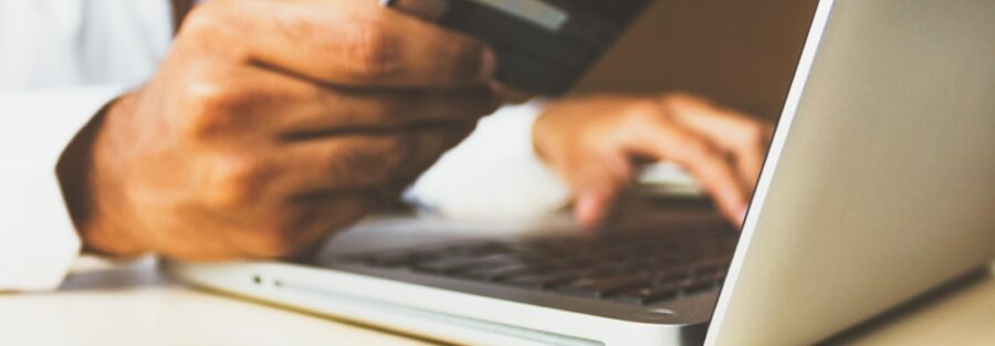 Cartão de crédito e compra digital para ilustrar proteção do consumidor