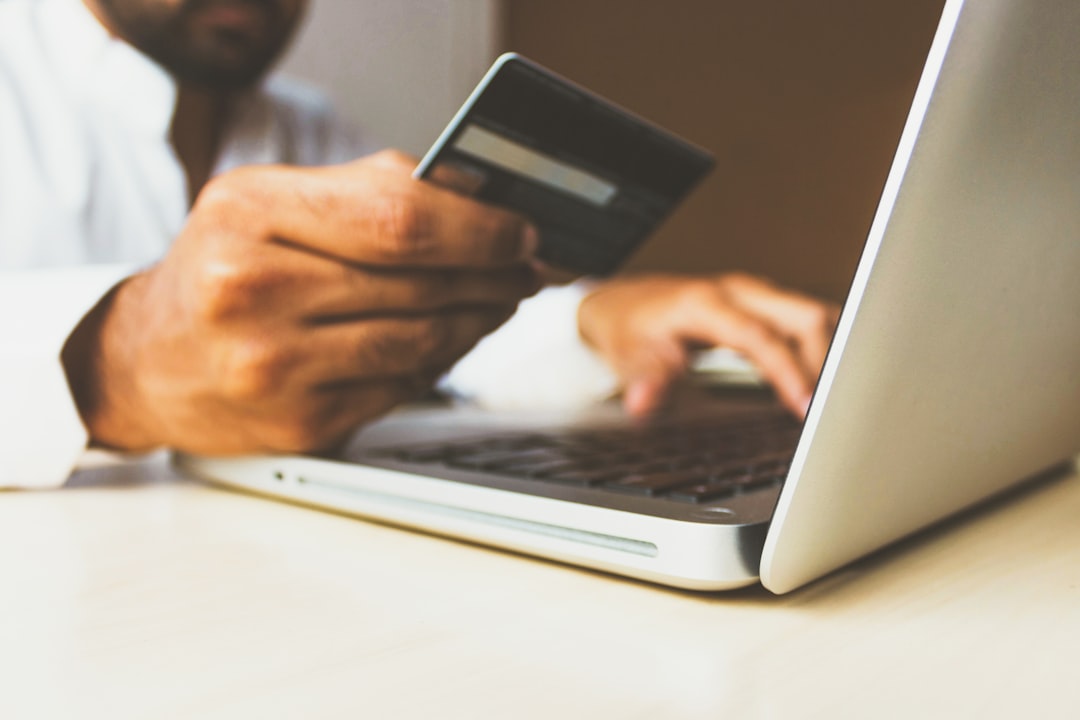 Cartão de crédito e compra digital para ilustrar proteção do consumidor