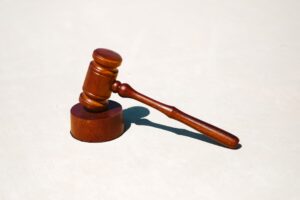 Martelo judicial em composição jurídica, imagem editorial sobre habeas corpus e proteção da liberdade
